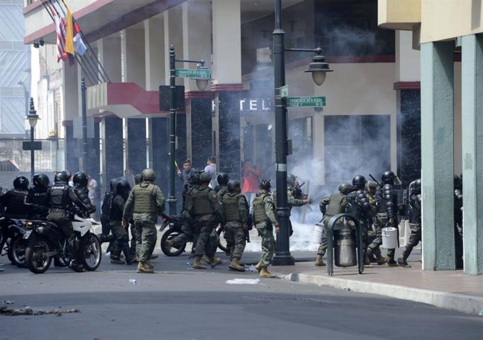 Se eleva la tensión en Ecuador con enfrentamientos entre el Ejercito y la Policía