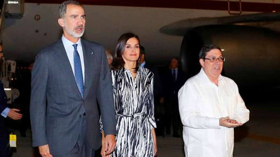 Los Reyes, recibidos en La Habana por el ministro de Exteriores cubano, Bruno Rodríguez