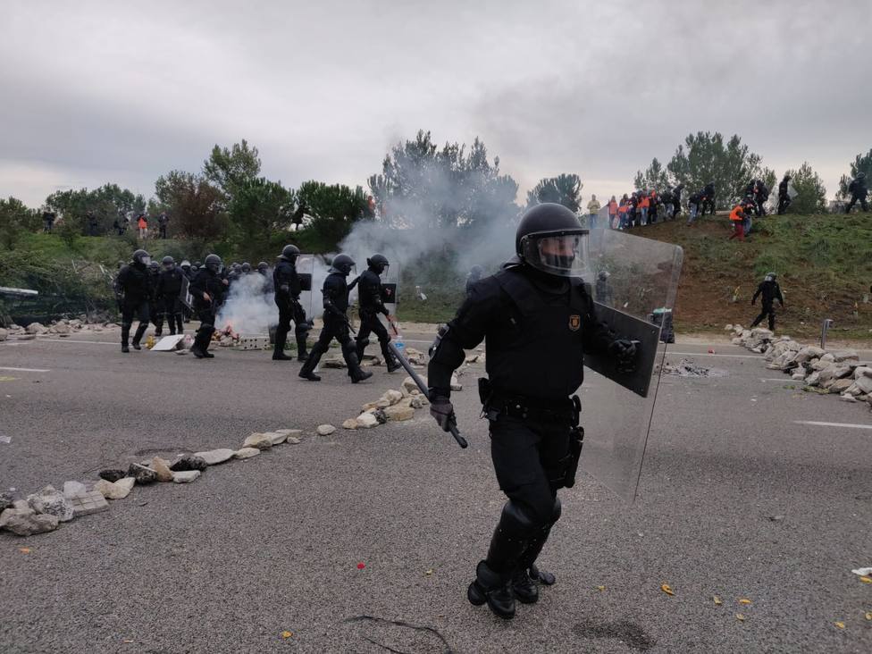 Los Mossos desalojan a los manifestantes de la AP-7 en Salt (Girona), que responden lanzando piedras