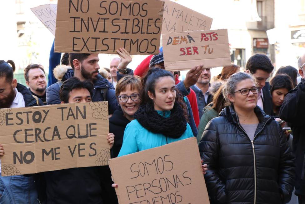 El acto de protesta convocado por Red de Personas Sin Hogar, en la plaza Sant Jaume