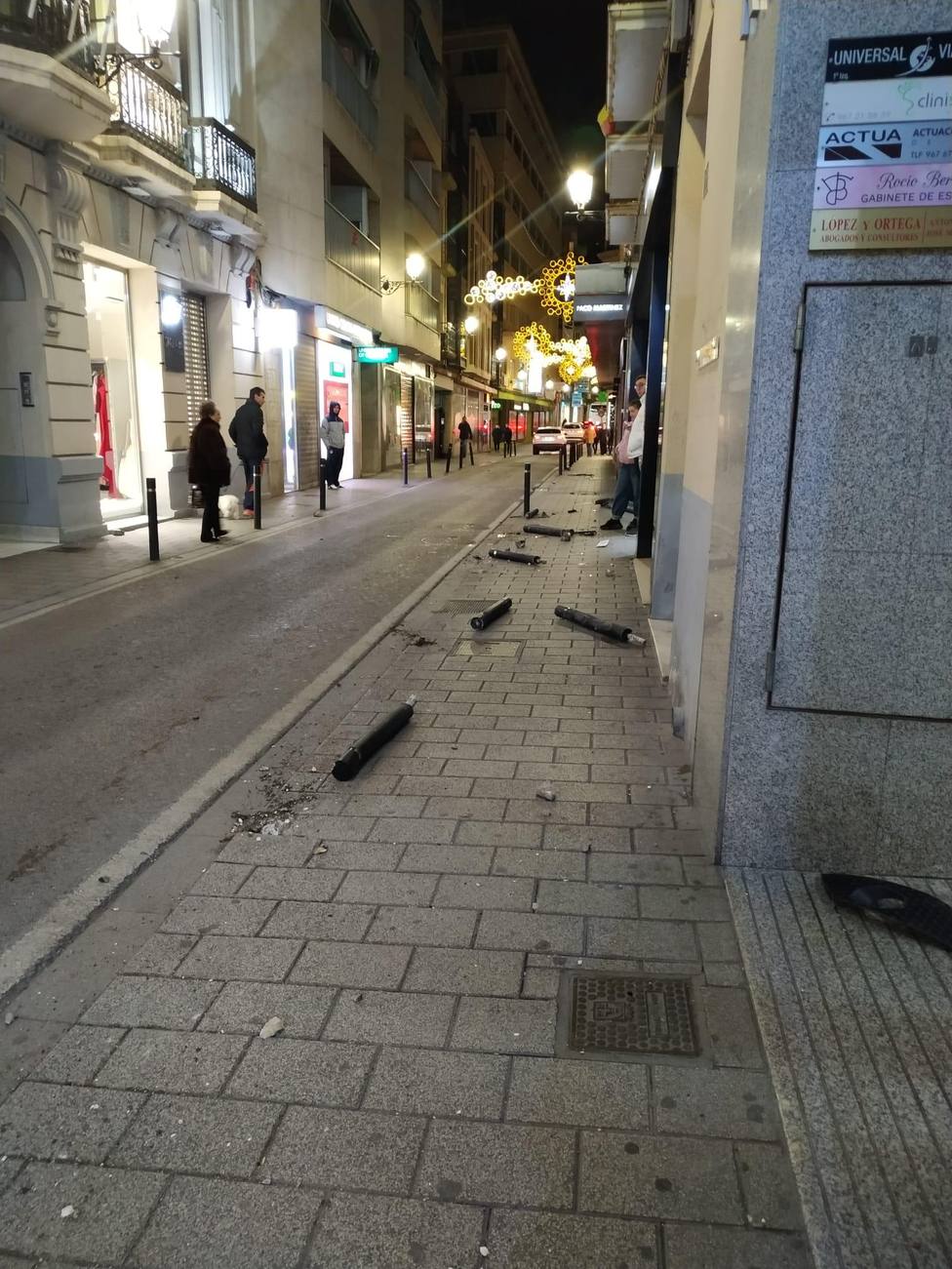 Bolardos arrancados en la calle del Rosario