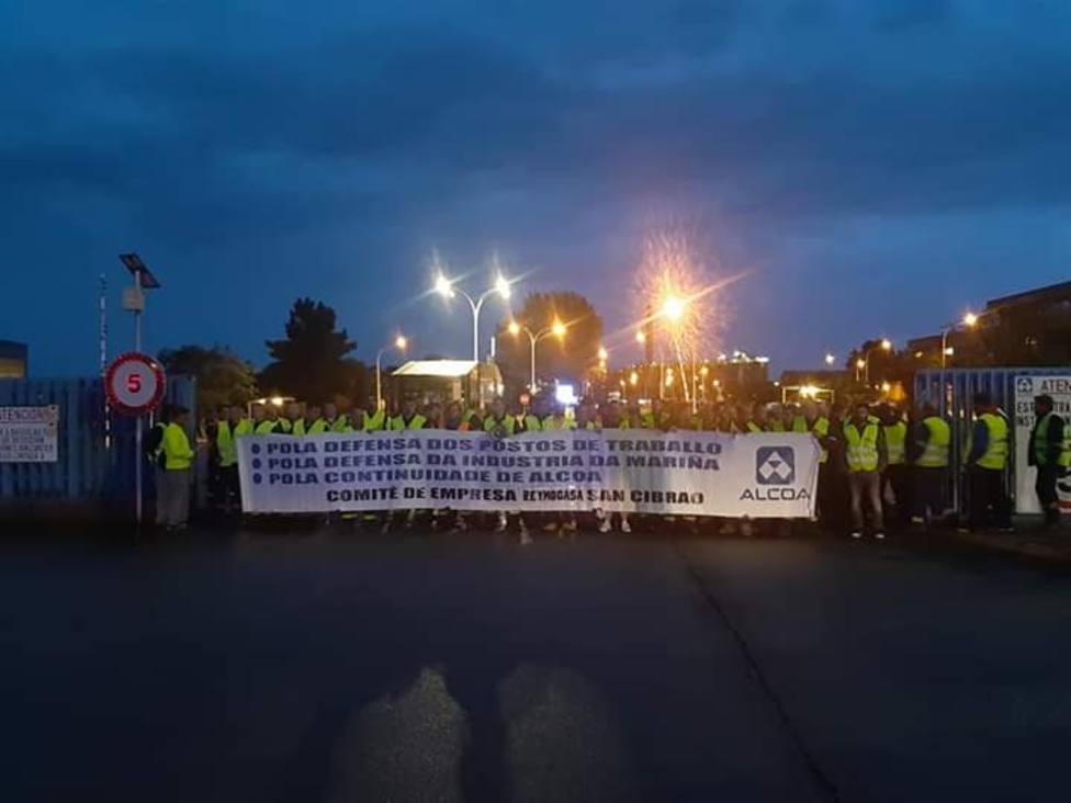 Concentración de los trabajadores de Reymogasa a las puertas de Alcoa en noviembre
