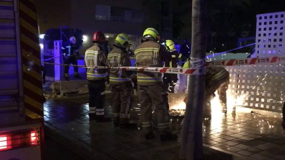 Policía Local de Alicante y Bomberos del SPEIS intervienen en diez emergencias por el viento (Ayuntamiento)