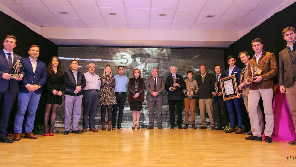 Foto de familia de los premiados como triunfadores del XX Alfarero de Oro de Villaseca de la Sagra