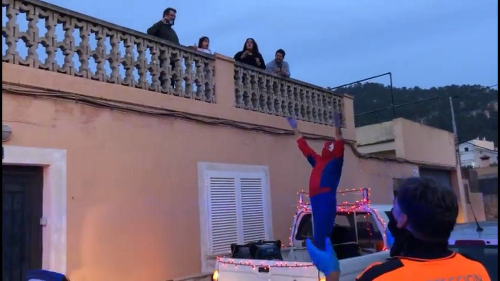 Spiderman acompaña a los policías de Andratx a felicitar a los niños que cumplen años