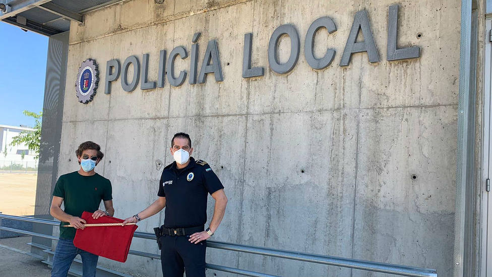 Ginés Marín donando la muleta que sorteará la Policía Local de Badajoz