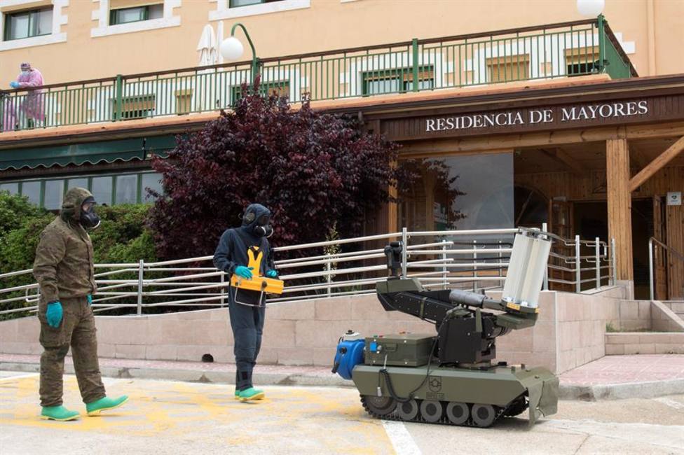 Soldados desinfectan con ayuda de un robot la residencia de mayores la Abubilla de Yéqueda en Huesca