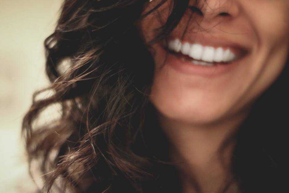 Dientes amarillos: Consejos para evitar que tu dentadura se decolore y lucir una sonrisa perfecta