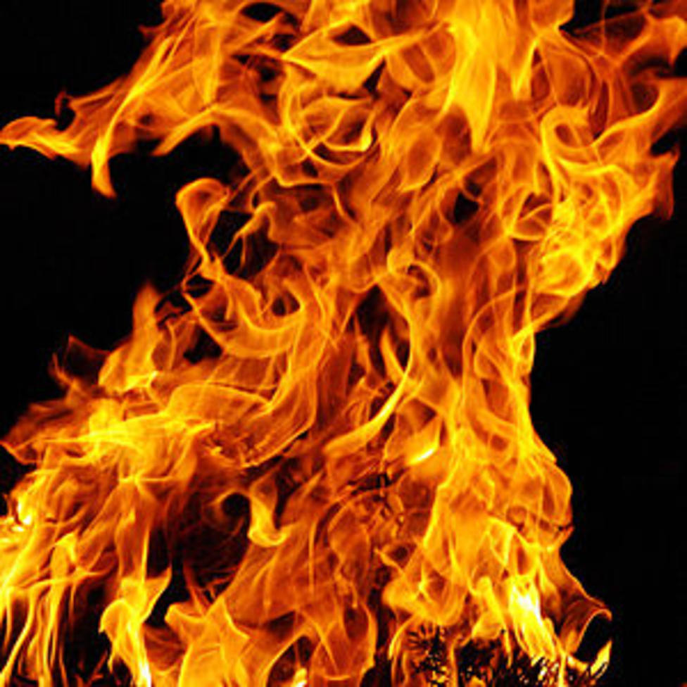 Un incendio destruye en alpendre en Muras sin causar daños personales