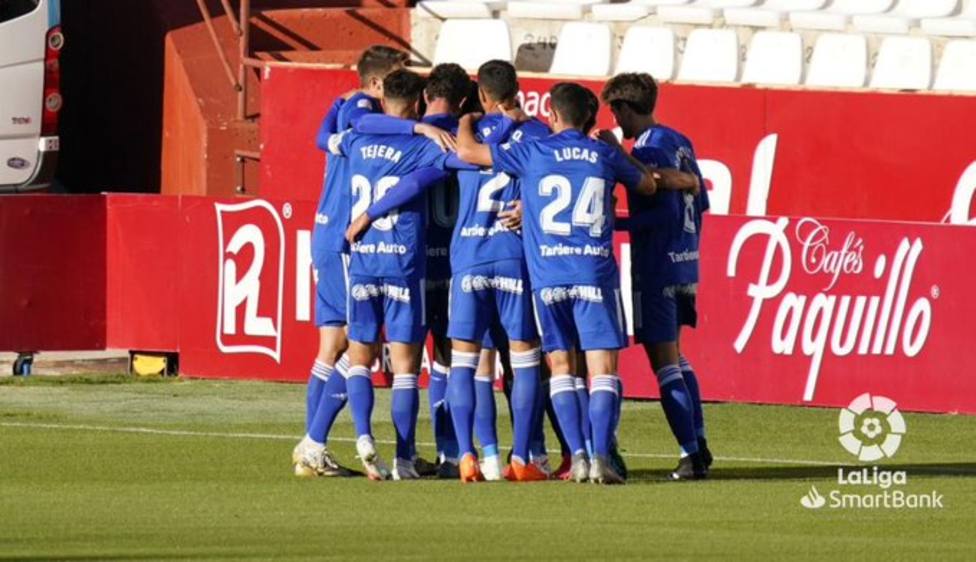 Los jugadores del Oviedo celebran el gol de Arribas