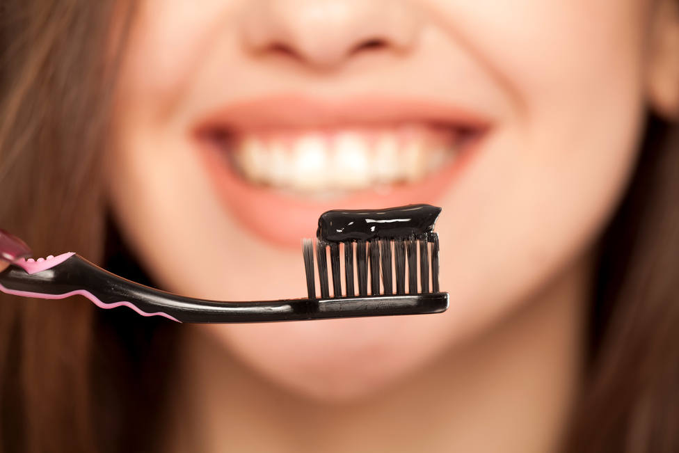 Pasta de dientes de carbón, vegana o en pastillas, ¿son efectivas o perjudican a tus dientes?