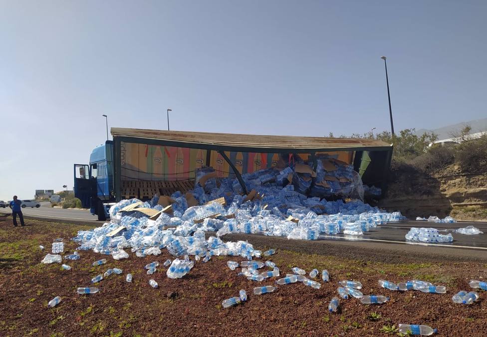 Sucesos.- Un camiÃ³n con botellas de agua sufre un vuelco en Arafo (Tenerife)