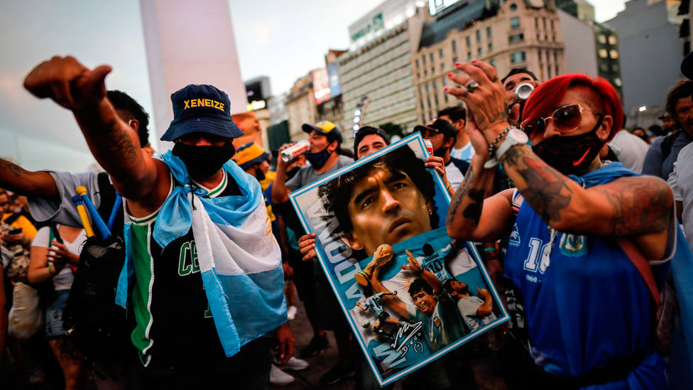 Asistentes a la marcha por Maradona en el Obelisco, en Argentina. EFE