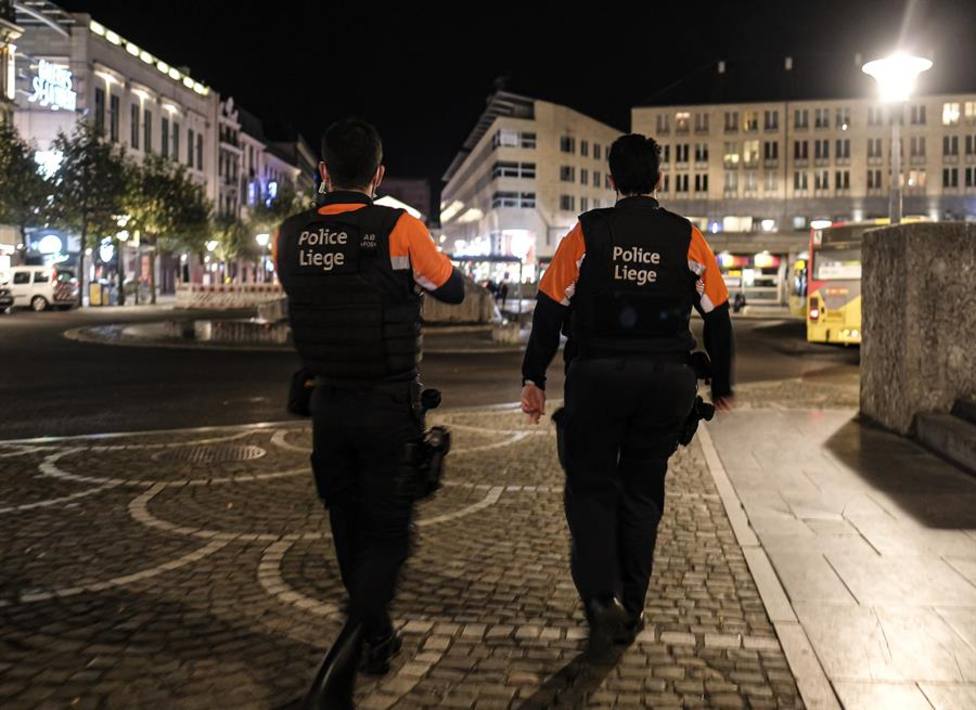 Policías de la ciudad de Lieja patrullando por las calles vacías