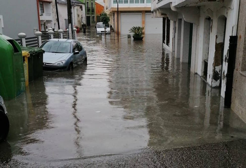 Una de las calles de Ares inundada - FOTO: Meteo Ferrolterra