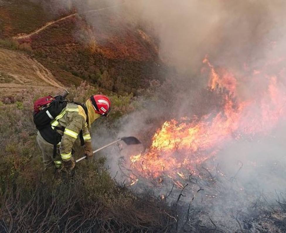 Nueve brigadas participaron en la extinción del incendio en Navia de Suarna