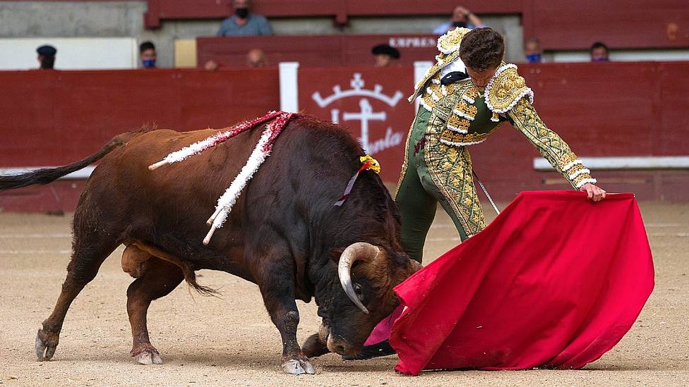 Templado natural de Ginés Marín durante la faena a su primer toro de El Parralejo