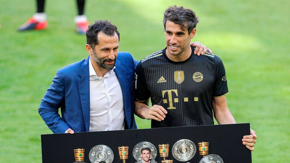Javi Martínez, en su despedida del Bayern Munich junto a su director deportivo. CORDONPRESS
