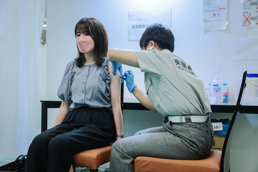 Japón aclara que los dos vacunados que fallecieron no recibieron el lote contaminado de Moderna