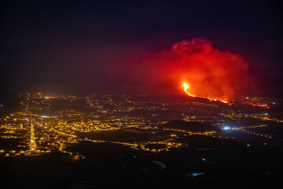 La erupción volcánica se activa en La Palma con explosiones y expulsión de material