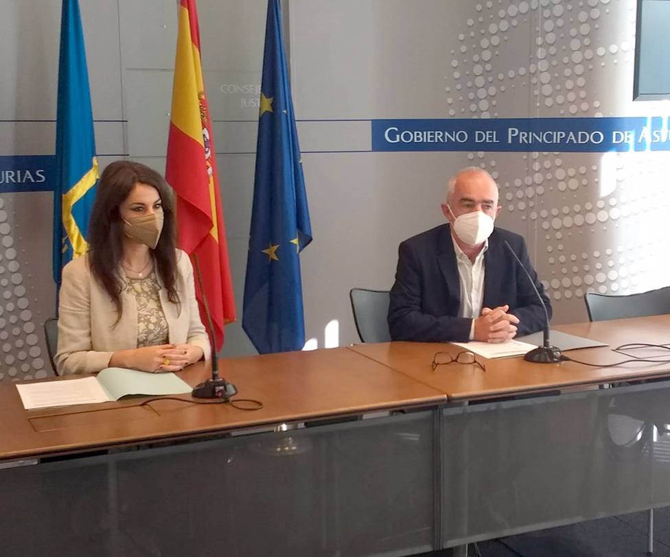 El director general de Política Lingüista, Antón García y Yolanda Castaño, presentaron la beca Asturies