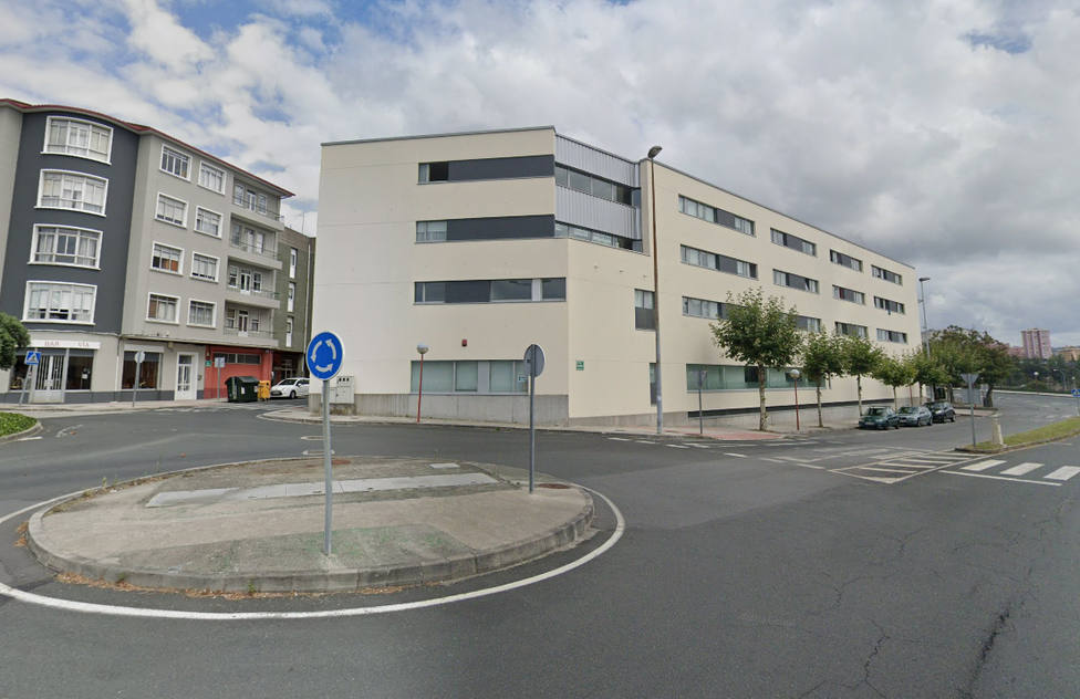 El Centro de Día Ferrol-Esteiro está situado en el bajo de este edificio
