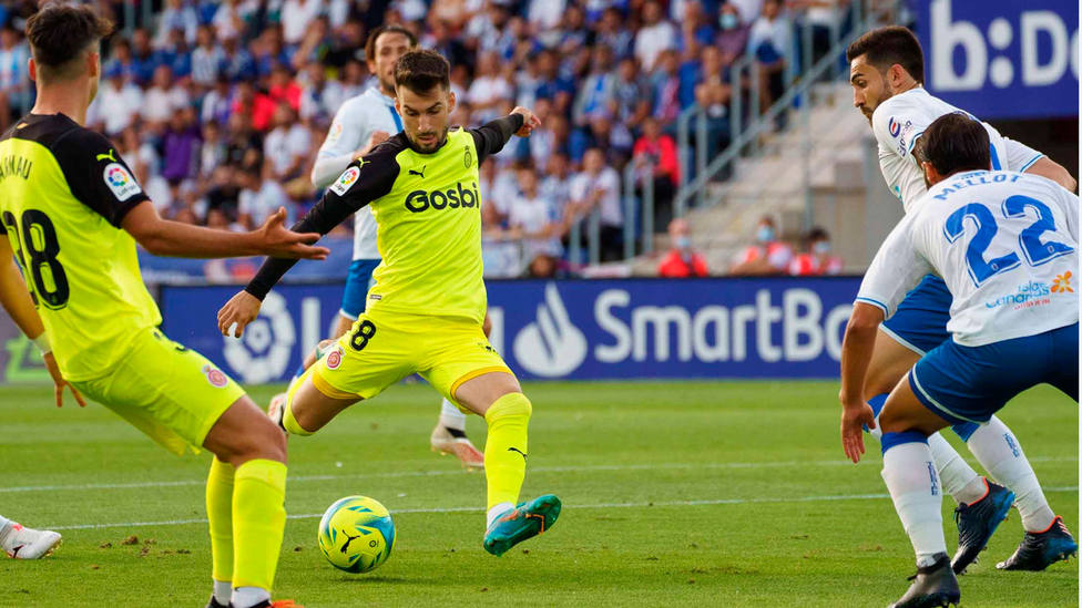 El defensa del Girona, Arnau Martínez golpea el balón frente al Tenerife. EFE