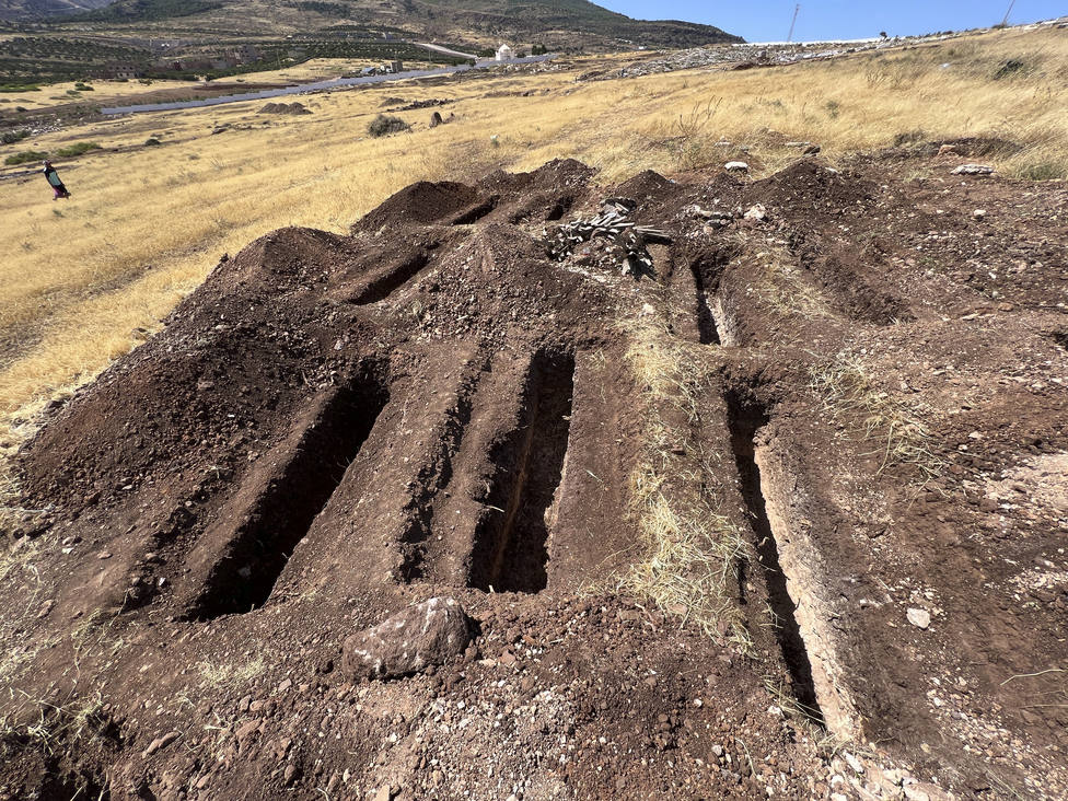 Preparan fosas para enterrar a los emigrantes en un cementerio de Nador