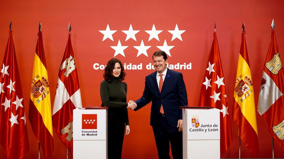 Díaz Ayuso firma con Fernández Mañueco un protocolo para reforzar los sistemas sanitarios de Madrid y Castilla y León y cooperar en dependencia y educación