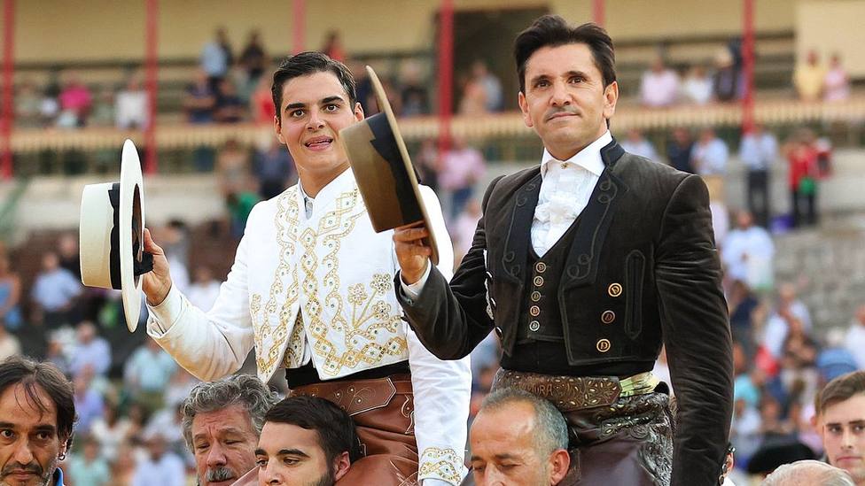 Sergio Pérez y Diego Ventura en su salida a hombros este miércoles en Valladolid