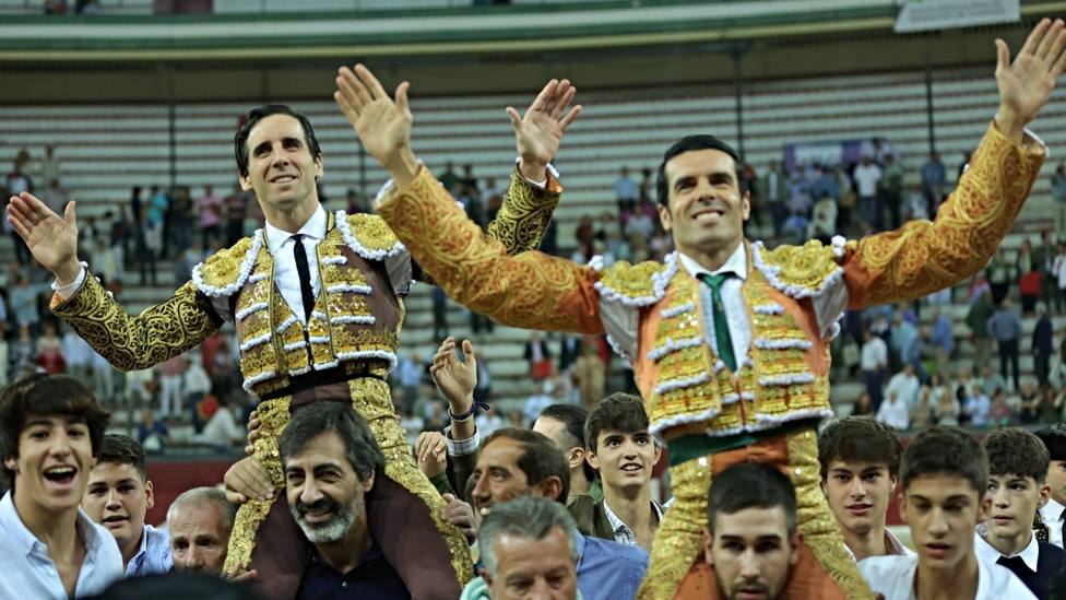 Juan Ortega y Emilio de Justo en su salida a hombros este sábado en Jaén