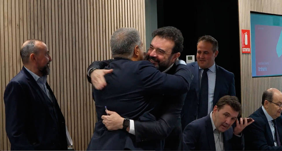 Abrazo entre José Ángel Sánchez y Joan Laporta