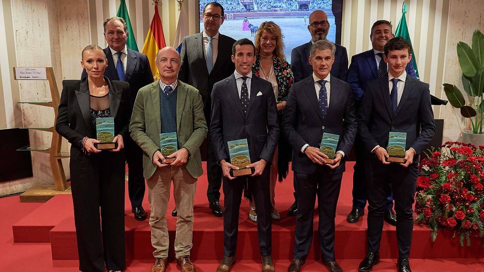 Foto de familia de los galardonados en la XXX edición de los premios taurinos ‘El Cabezo