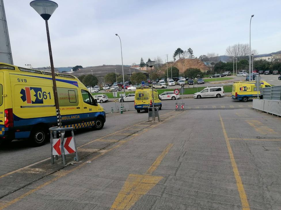 Foto de archivo de tres ambulancias de Urxencias Sanitarias de Galicia-061 en el Arquitecto Marcide