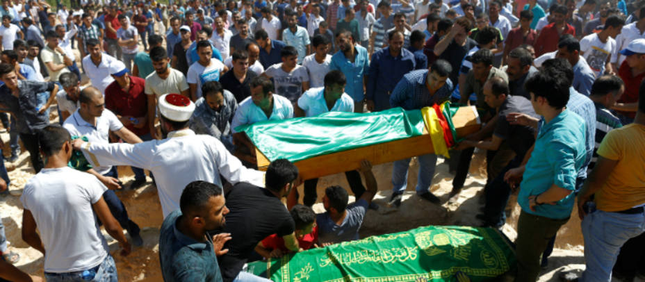 Entierro de las víctimas del atentado en una boda kurda en Turquía. REUTERS
