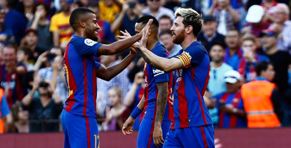 Rafinha y Messi, goleadores ante el Deportivo (EFE)