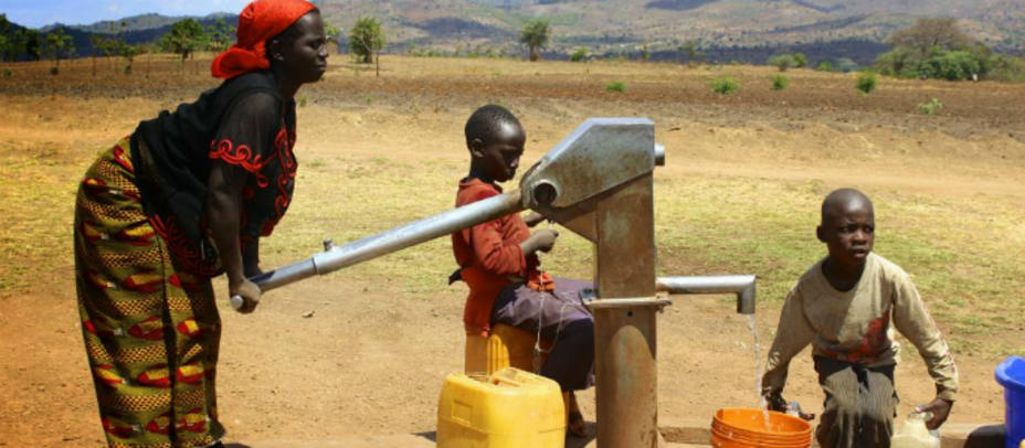 Muchos ciudadanos de África caminan kilómetros al día para tener agua potable. Foto América Economía