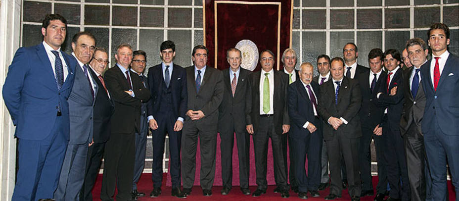 Foto de familia de los galardonados por los Premios Taurinos del Casino de Madrid