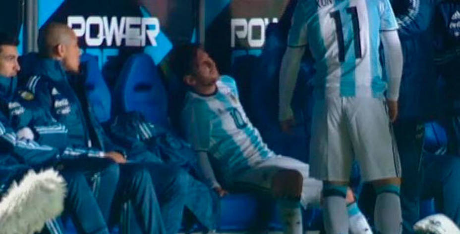 Messi tuvo que ser sustituido tras recibir un fuerte golpe en el costado izquierdo.