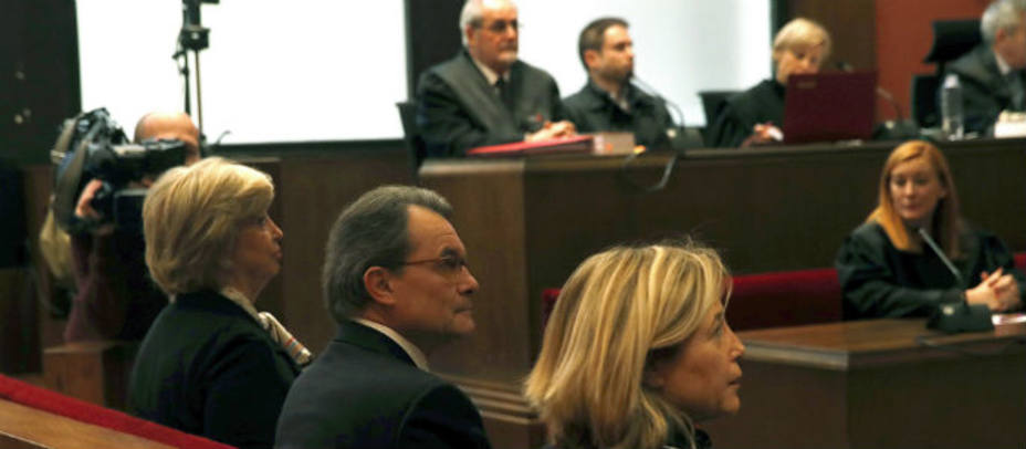El expresidente catalán Artur Mas, junto a las exconselleras Joana Ortega (i) e Irene Rigau (d), en la sala del Tribunal Superior de Justicia de Cataluña. EFE