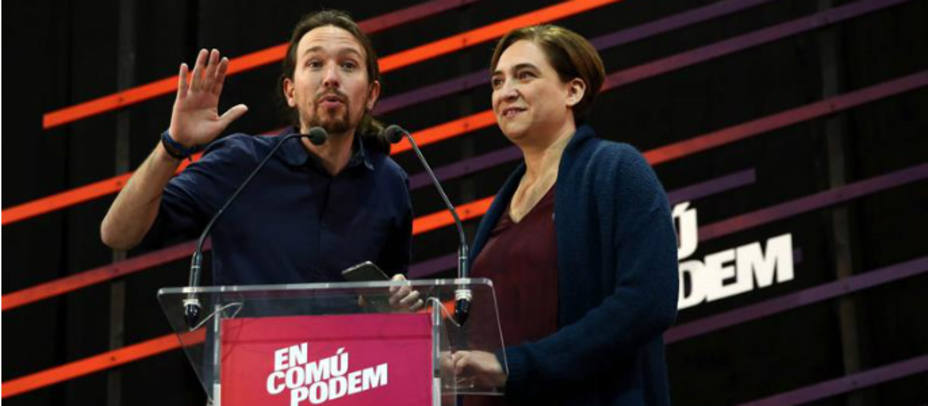 Pablo Iglesias junto a la alcaldesa de Barcelona Ada Colau en un acto de campaña. EFE/Toni Albir