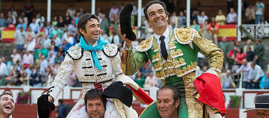 Fernando Robleño y El Cid en su salida a hombro de El Bibio este viernes. CIRCUITOSTAURINOS.ES