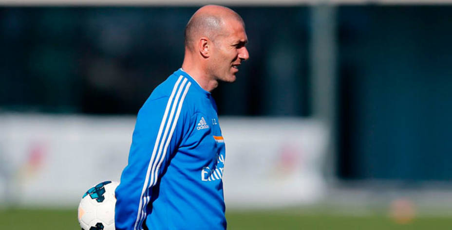 Zidane ha sido sancionado con 3 meses de inhabilitación por entrenar sin carnet. Foto: RM.