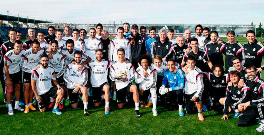 Cristiano Ronaldo posa junto a sus compañeros con la Bota de Oro 2013. Foto: RM.