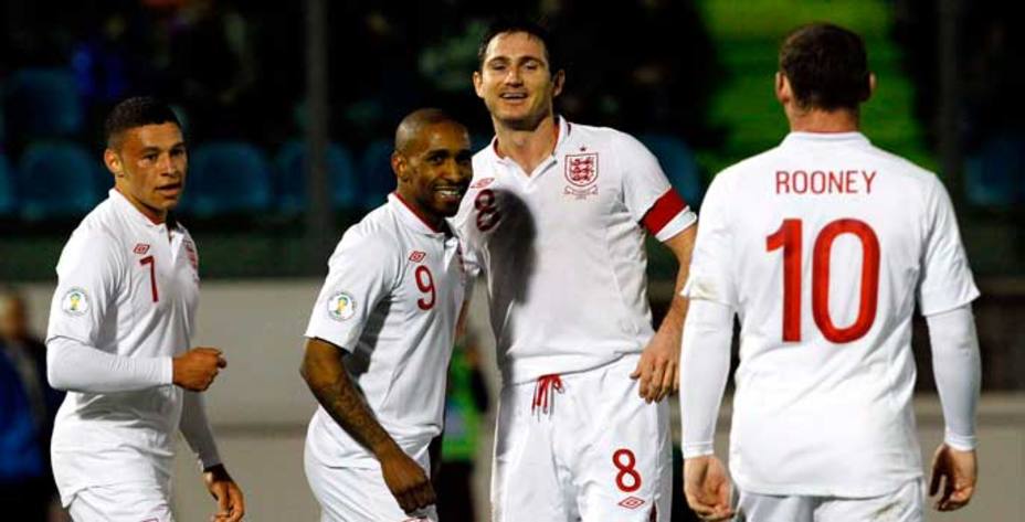 Jugadores de la selección inglesa celebran uno de los goles marcados a San Marino (Reuters)