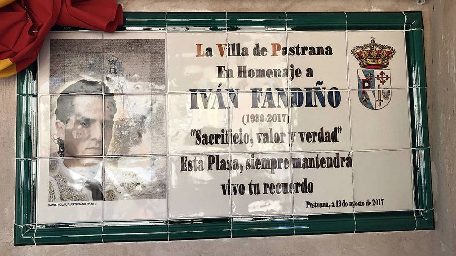 Imagen de la placa descubierta por el ayuntamiento de Pastrana en su plaza de toros en recuerdo de Iván Fandiño