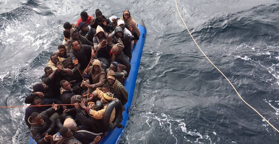 Rescate de inmigrantes por Salvamento Marítimo. Foto Twitter Salvamento Marítimo