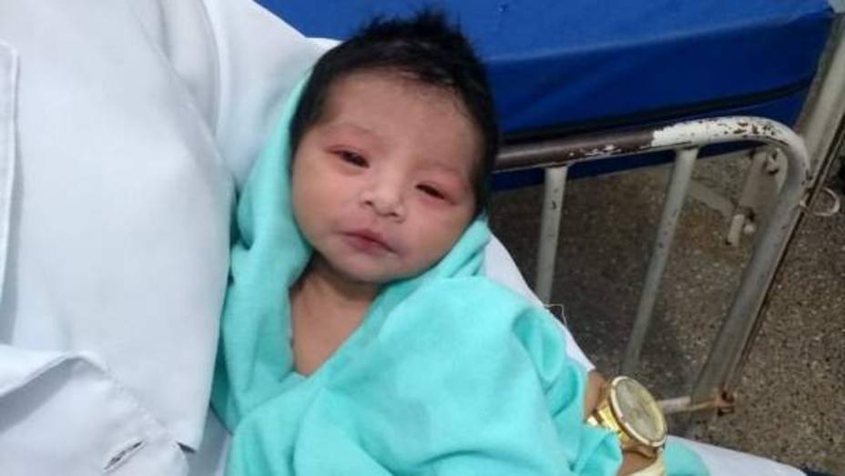 La bebé rescatada tras ser enterrada viva en Cuiabá, Brasil, ingresada en un hospital. POLICÍA MILITAR DE MATO GROSSO