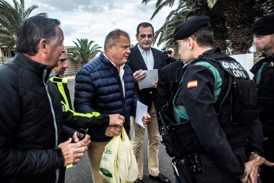 Sigfrid Soria, líder de Vox en Lanzarote, entregando una carta a los agentes de la Guardia Civil.
