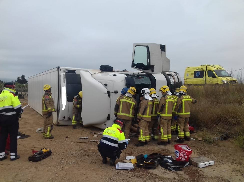 Muere el conductor de un camión al volcar en la AP-7 en Mont-roig (Tarragona)
